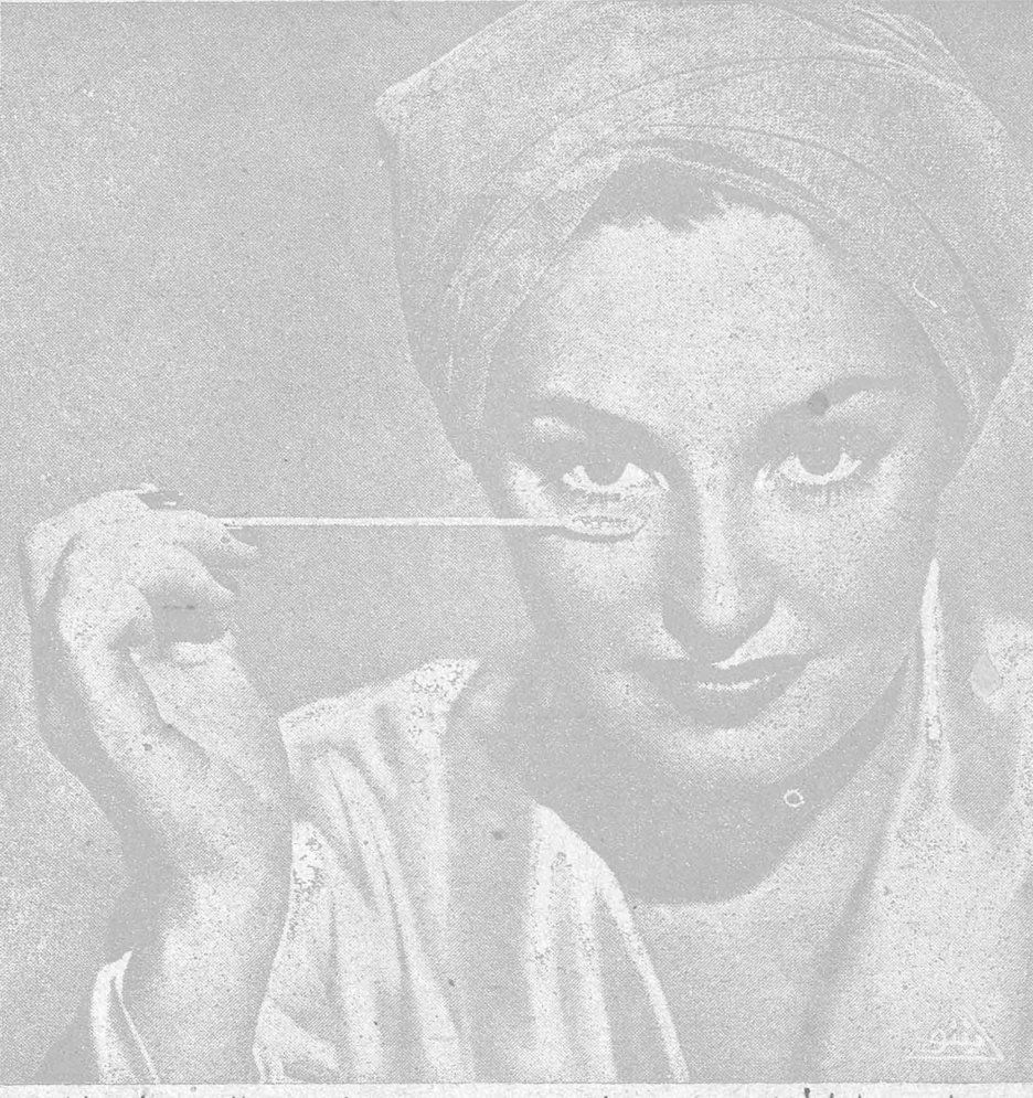 امرأة تزيّن عينيها
