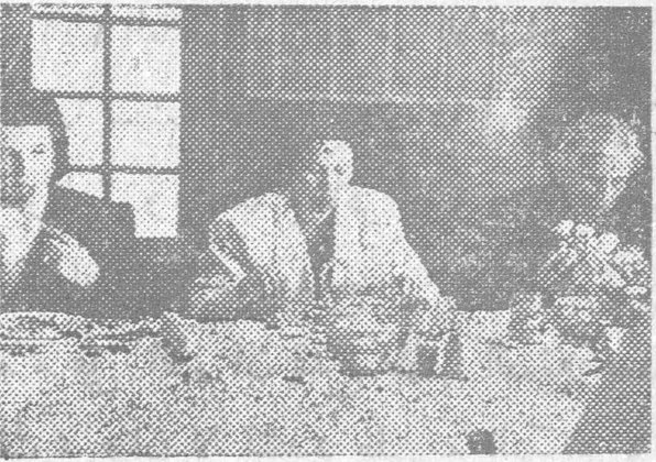 صورة مسؤولين في اجتماع