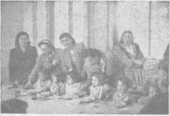 صورة اجتماع نسائي حول مائدة