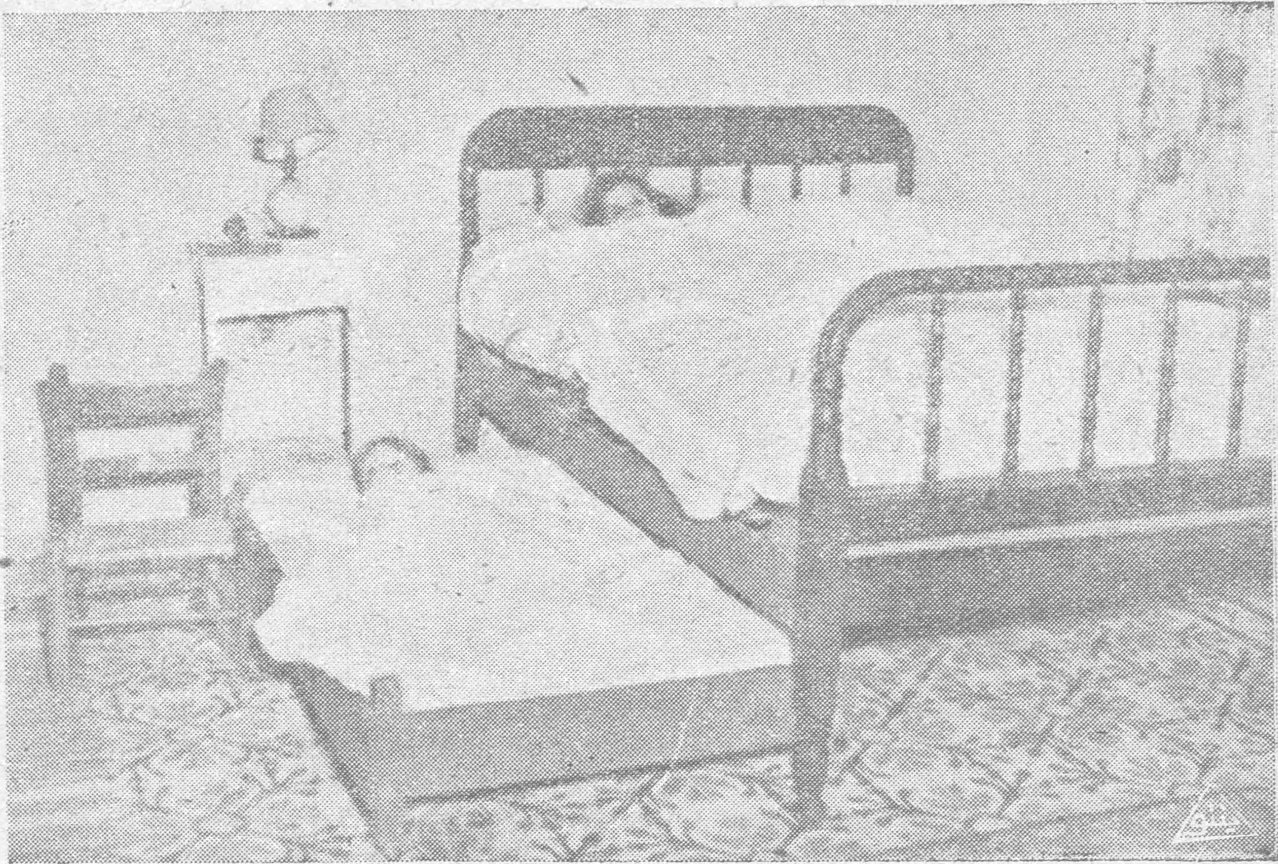 غرفة نوم طفل ذات سريرين