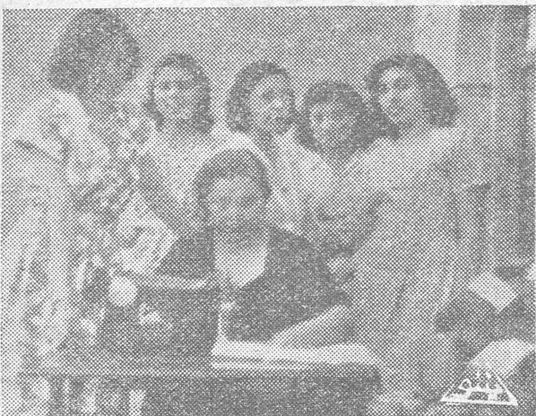 سيدات من الاتحاد النسائي يعملن إلى طاولة