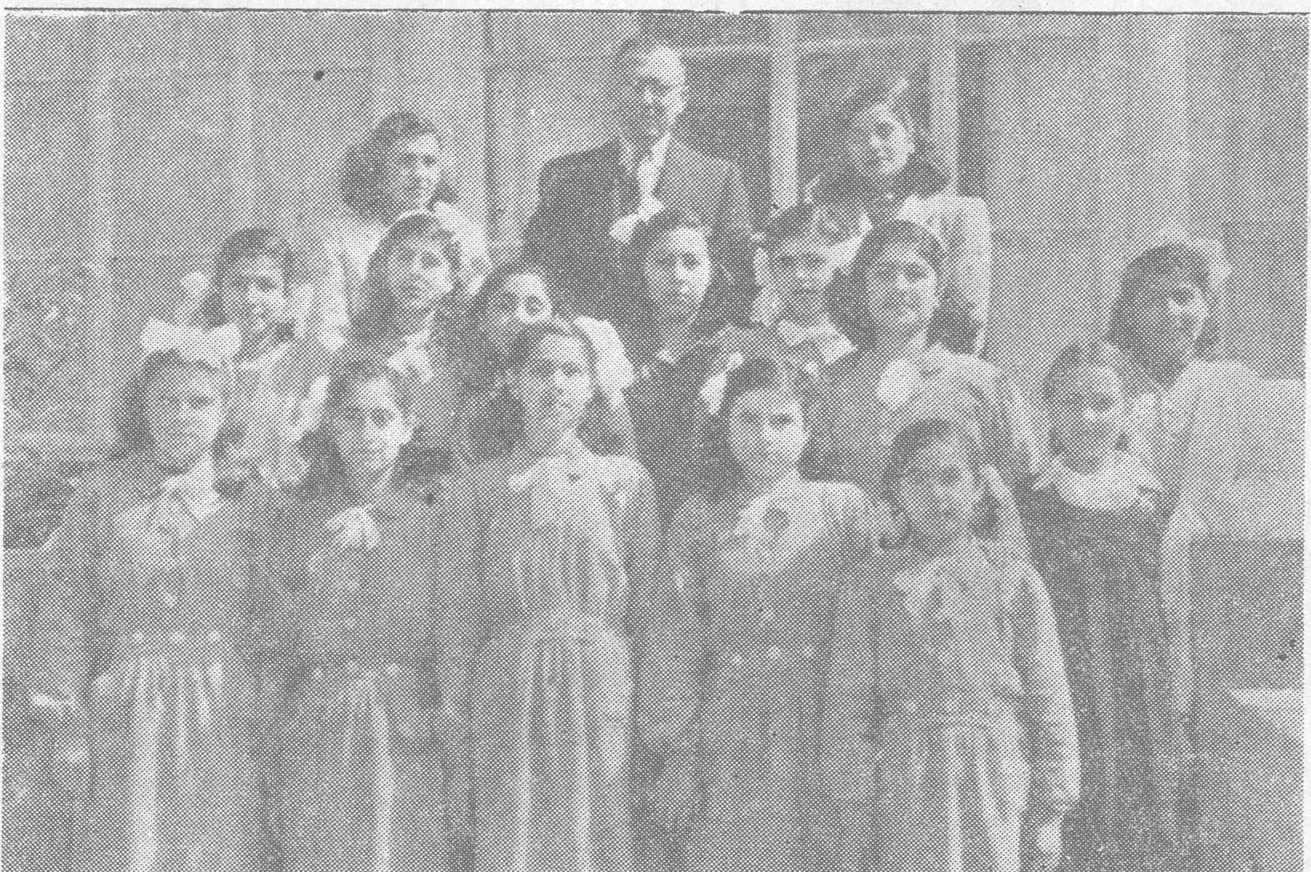 مستشار الجمعية الوطني الغيور الدكتور مصطفى خالدي مع بعض طالبات المعهد.