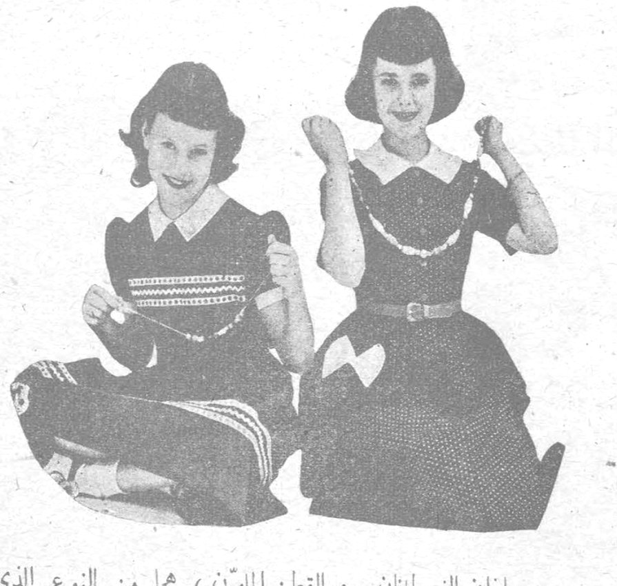 فتاتان ترتديان فستانين من القطن الملون