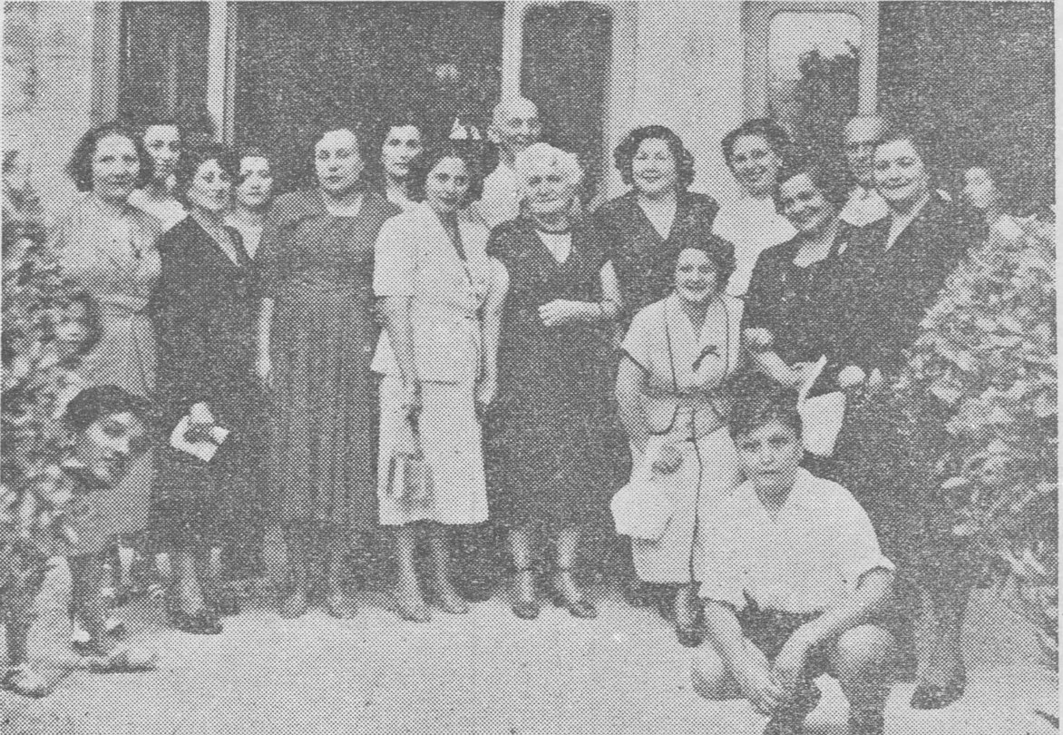 السيد نجيب زلاقط وأمامه عقيلته وهي رئيسة شرف للجمعية تحيط بها الهيئة التنفيذية لمشروع حضانة الطفل أخذت هذه الصورة يوم تسلمت الجمعية البيت والأوراق الرسمية.
