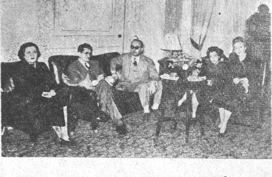 المؤتمر الصحفي في بيت السيدة لور تابت ، من اليمين : السيدة لور تابت ، الانسة فيدال ( صحفية ) السيد مخلوف ، السيد رشيد شقير ، الانسة ابتهاج قدورة .