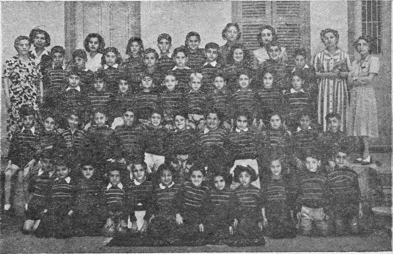 صورة الهيئة التعليمية مع بعض طلاب القسم الابتدائي لجامعة نساء لبنان