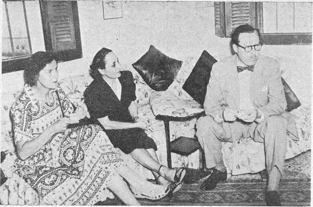 صورة السيدة وداد قرطاس مع الدكتور هوبكنز وصحفية انكليزية