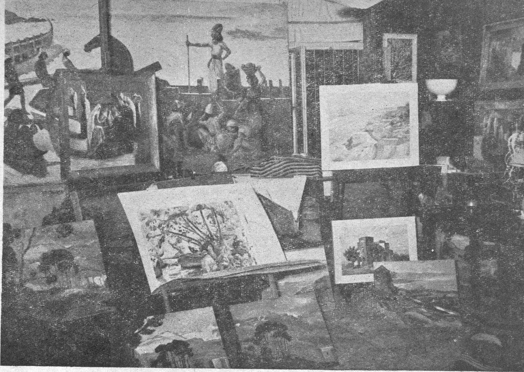 زاوية من مرسم عمر الانسي مفعمة باللوحات الزيتية والمائية
