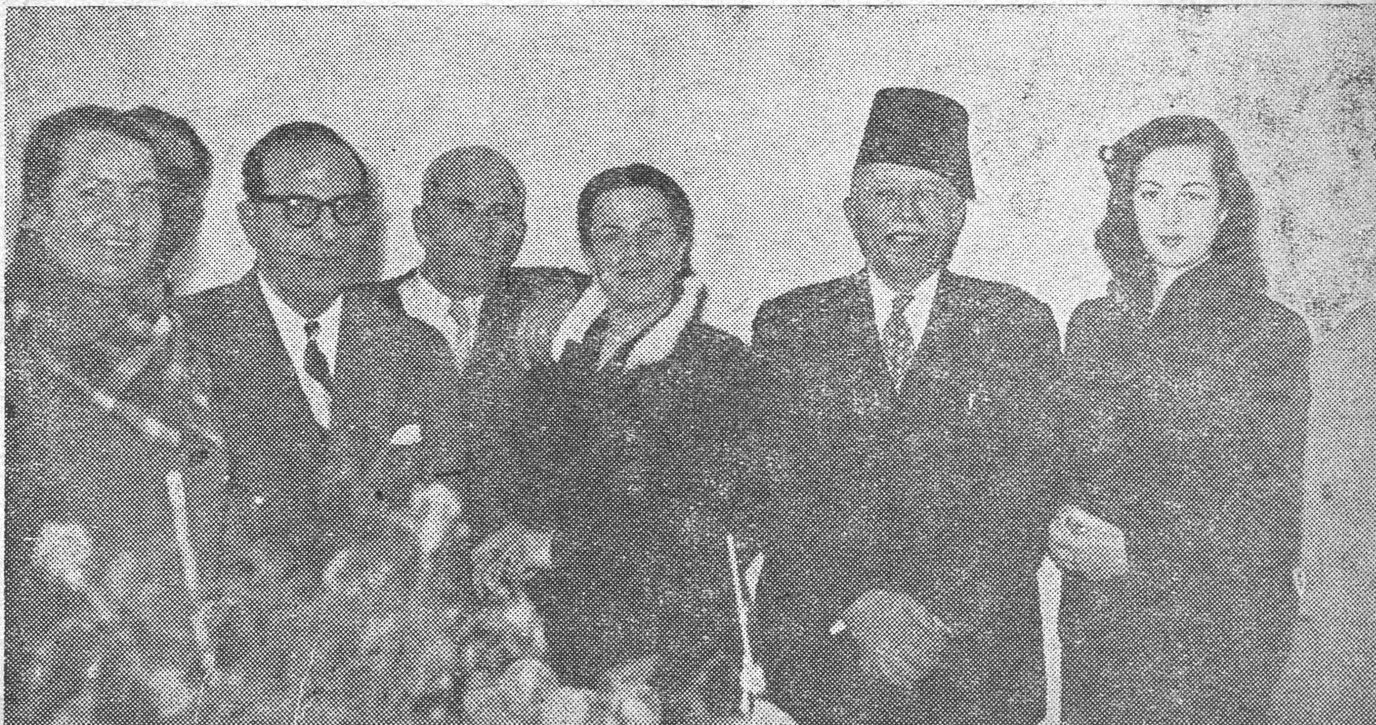 صورة جماعية: سعيد عيران ، قرينة الدكتور سعدالله الخليل ، رشيد بيضون ، عليه سعيدي ، كاظم الخليل ، الدكتور سليم حيدر ، السيدة زاهية سلمان .