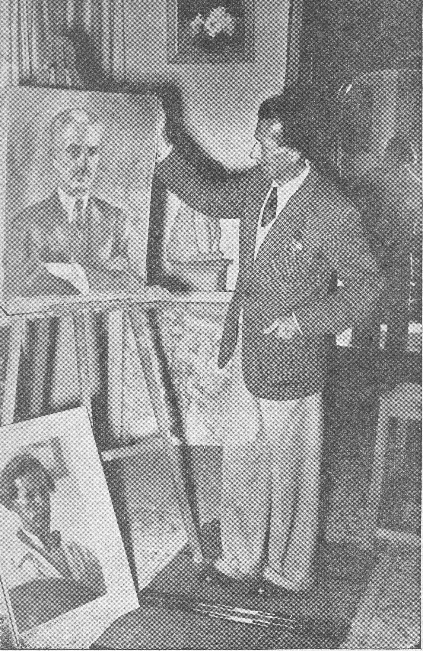 الأنسي يعرض رسم الحويك ووراءه إحدى تماثيل النحات