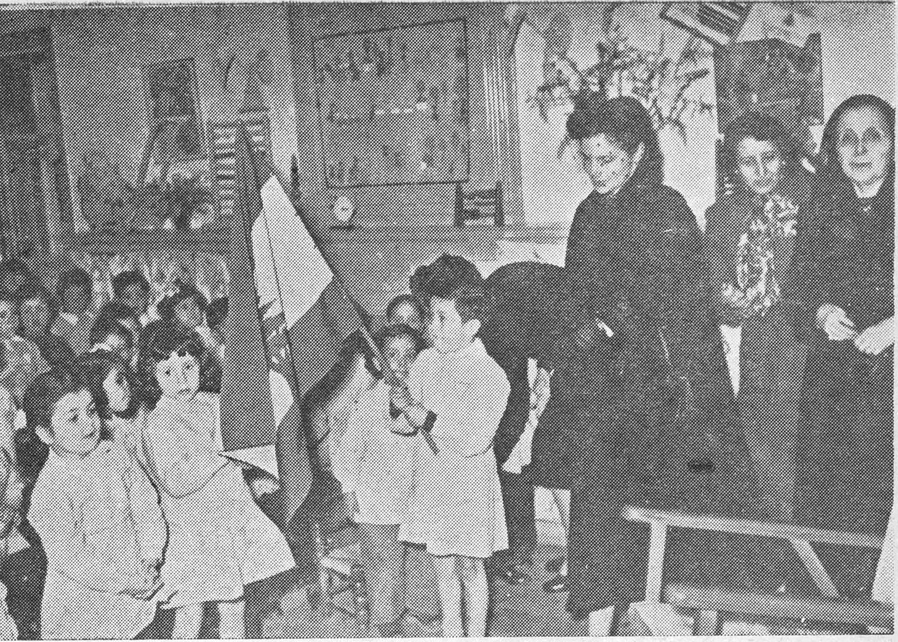 صورة اللبنانية الاولى السيدة شمعون والسيدة شهاب في روضة جامعة نساء لبنان