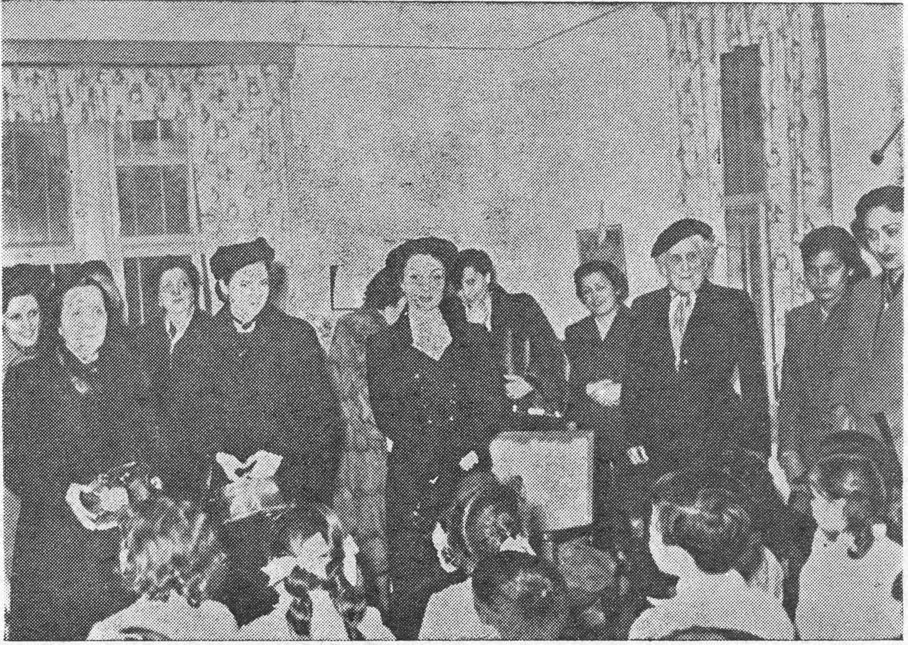 صورة السيدات شهاب وشمعون وحيدر وطرشا يستمعن إلى أناشيد الصغار