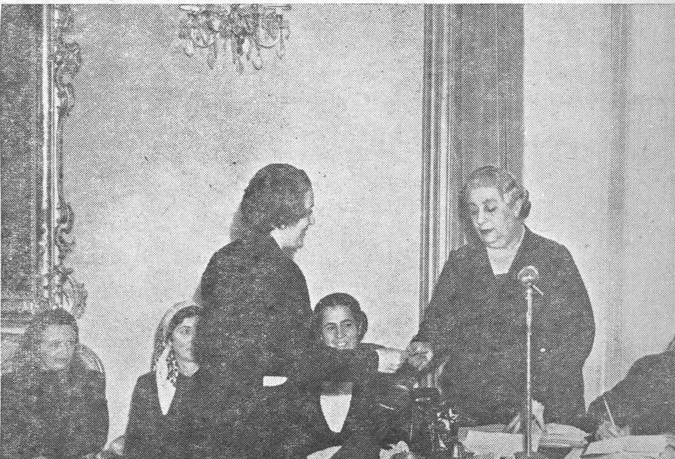 صورة السيدة أليس النحاس وهي تسلم الشيك