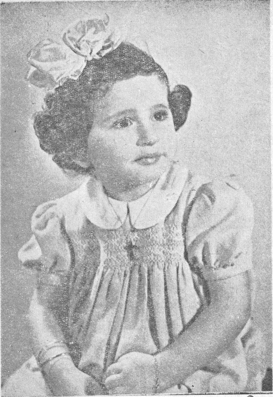 طفلة صغيرة في ثوب مزين