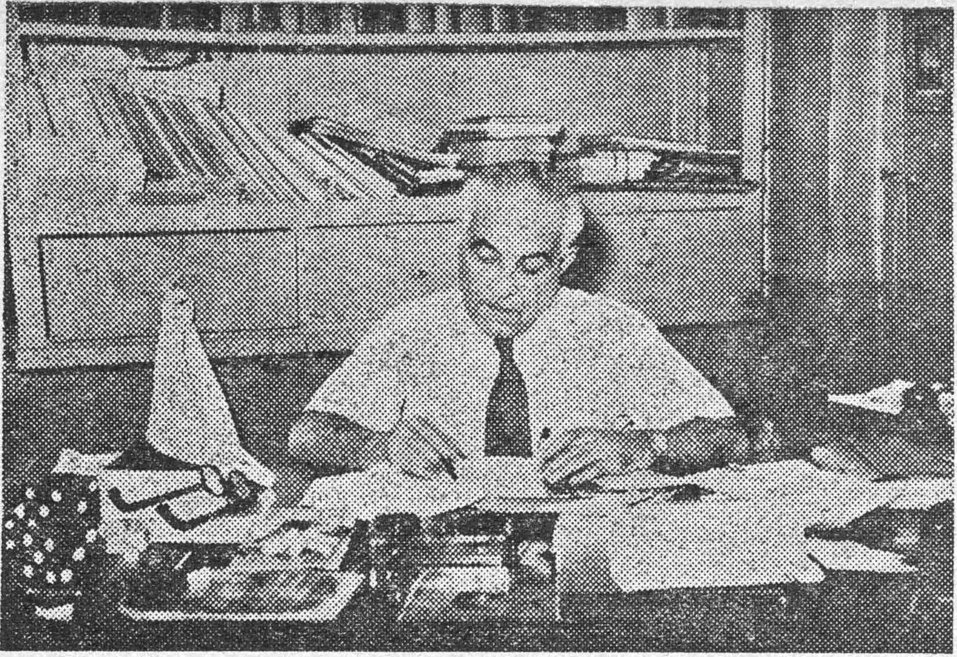 صورة الدكتور جورج حنا في مكتبه