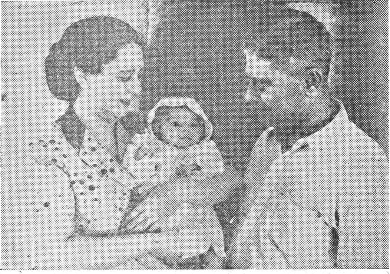 صورة السيد عزيز حج وقرينته وطفلتهما لمياء