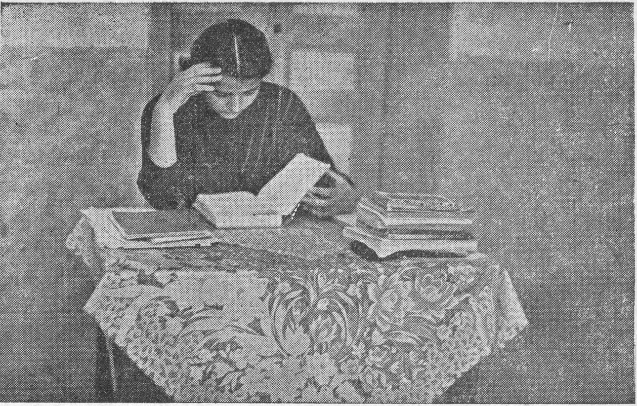 امرأة تقرأ