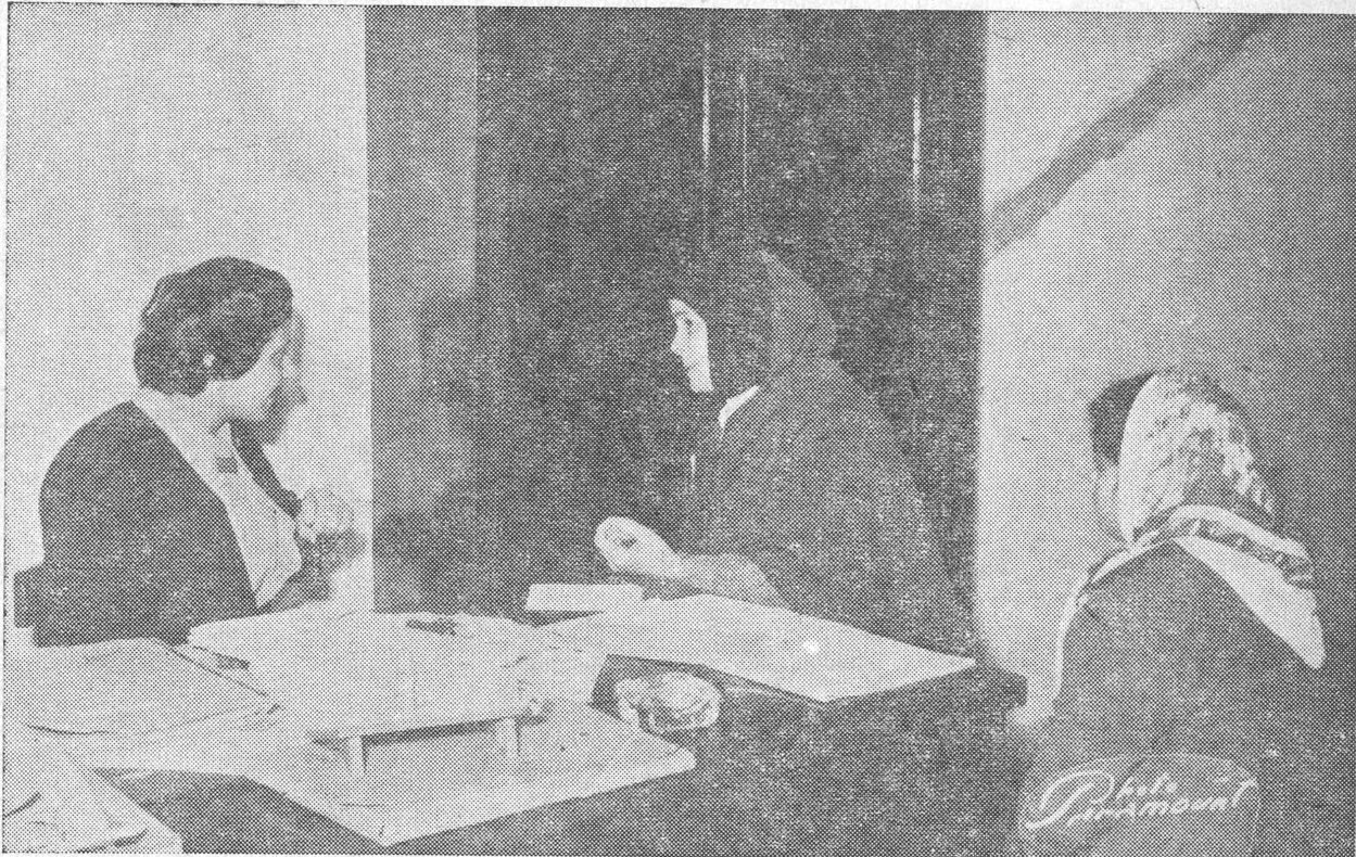 المساعدة الاجتماعية الاولى في مكتب اتحاد حماية الاحداث ، الانسة جورجيت ابو سمرا ، تتحدث الى ام المشردة .