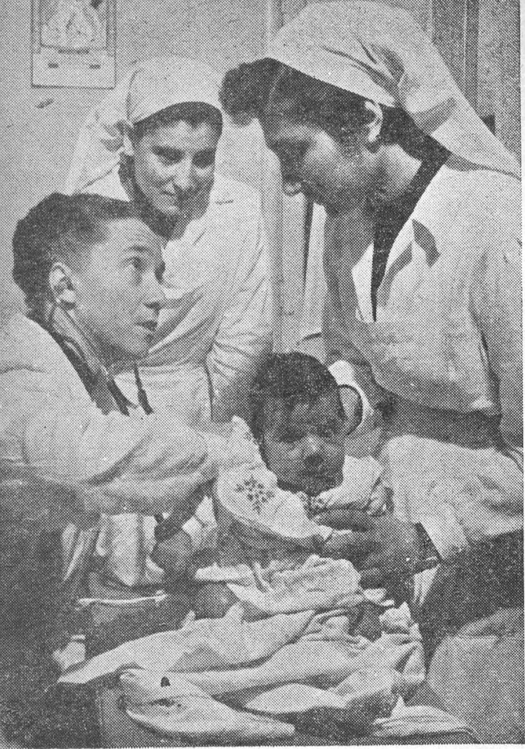 صورة الدكتور ريسيكو مع أحد الأطفال والمساعدة الاجتماعية