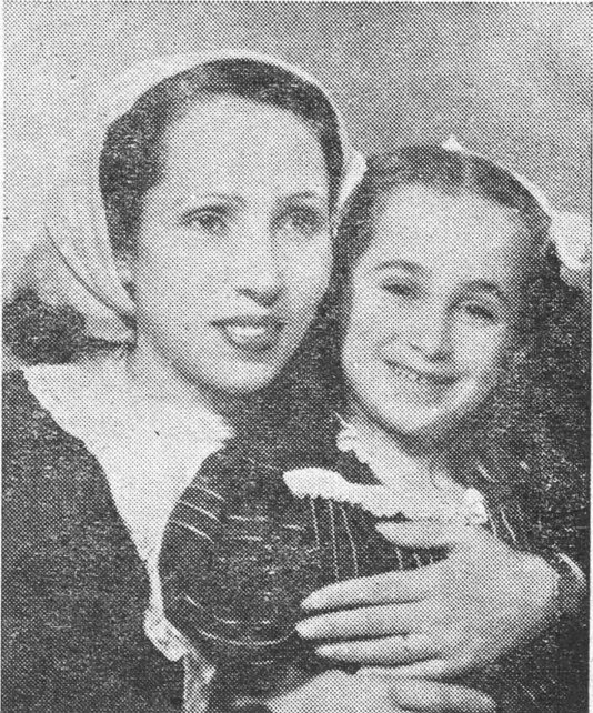 صورة للكاتبة مع طفلة