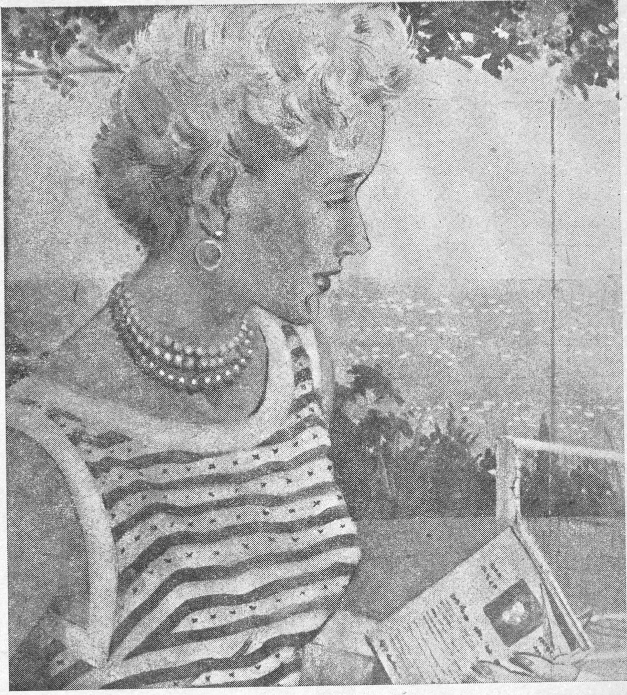 امرأة تقرأ مجلة