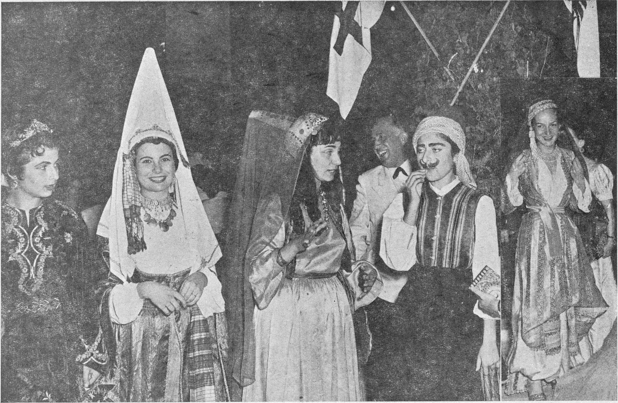 مشهد عرض للأزياء اللبنانية التقليدية