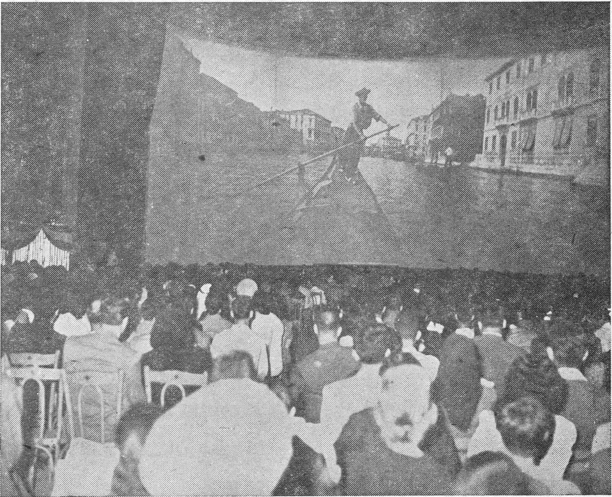 صورة جمهور المتفرجين أثناء عرض السينراما
