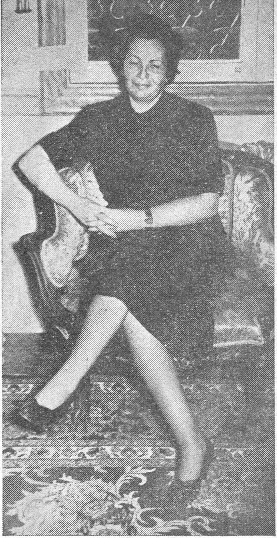 صورة السيدة شفيقة عبد الرحيم دياب جالسة