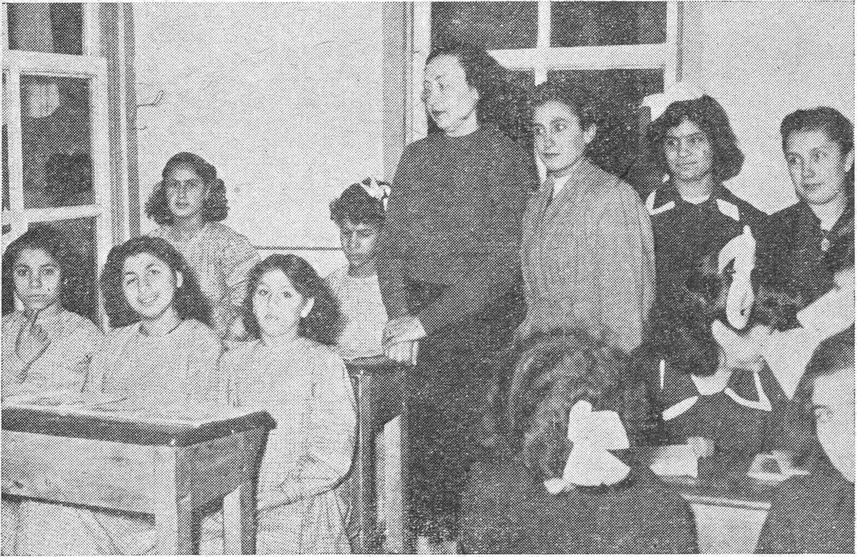 صورة للفتيات في الصف تحت المراقبة