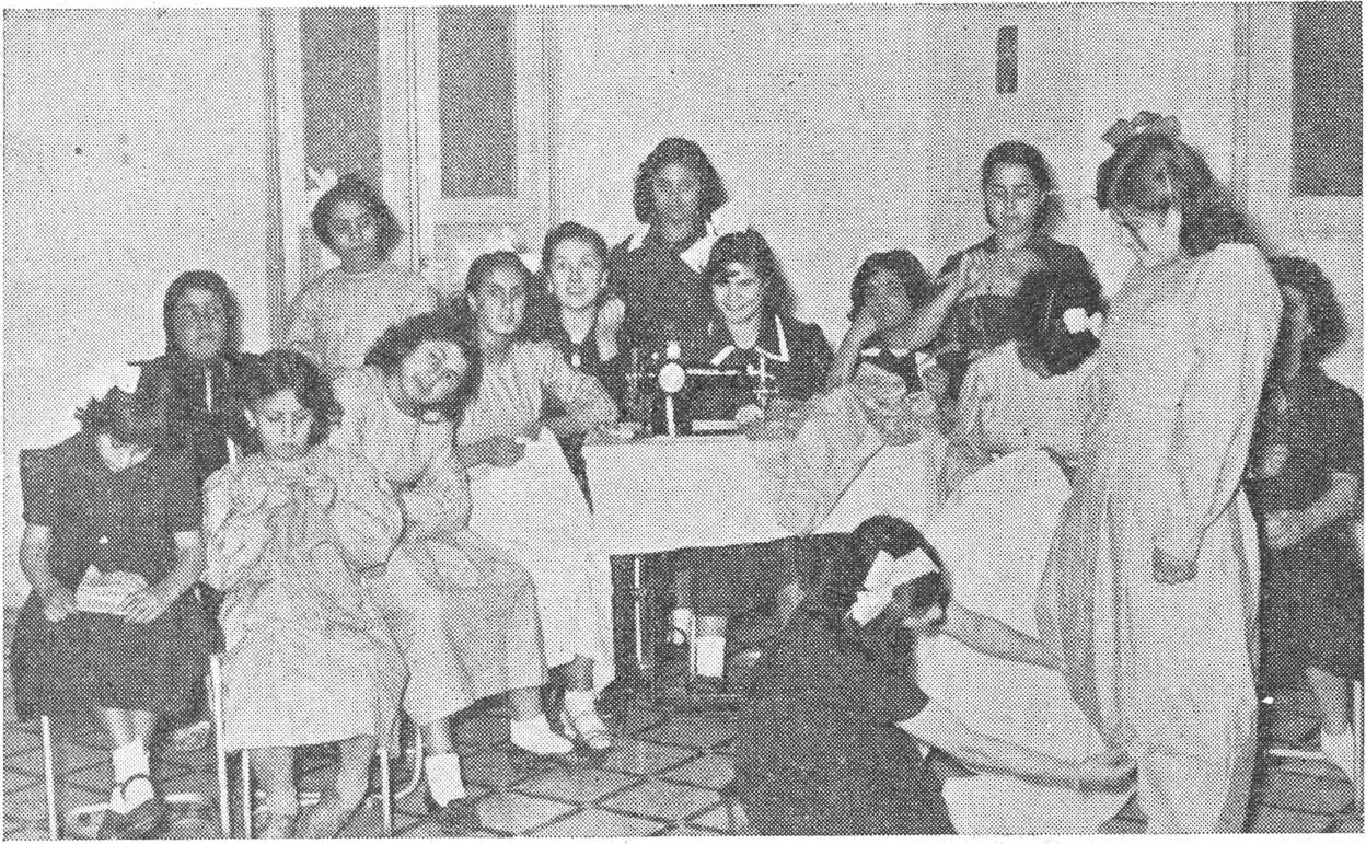 صورة احد صفوف المعهد اثناء درس الاشغال اليدوية والخياطة