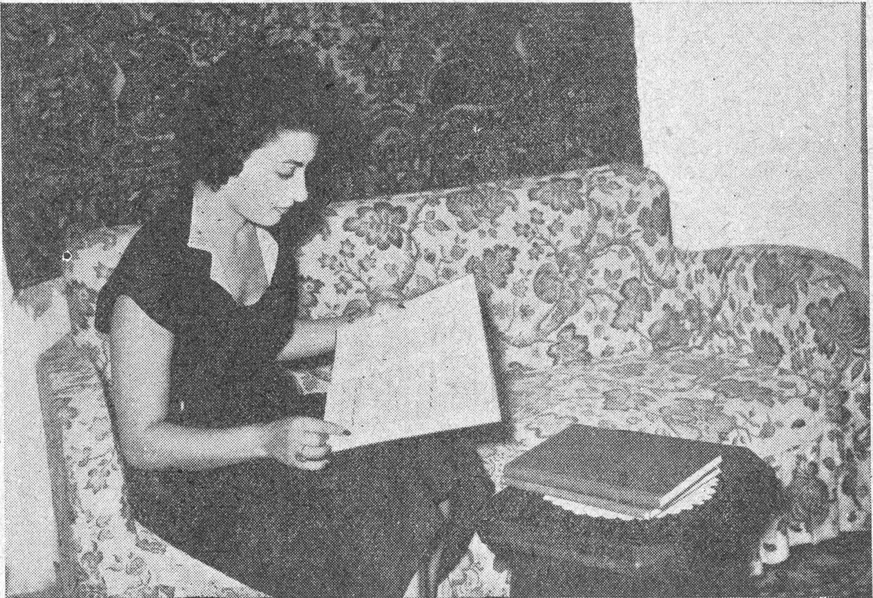 الانسة سامية الحاج تطالع النوطة