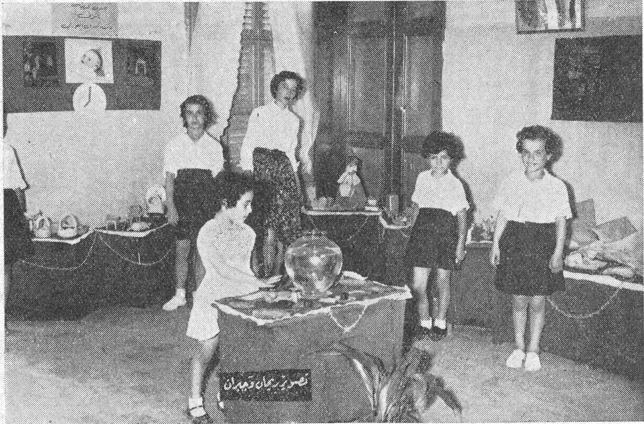 في ركن من معرض الاشغال اليدوية ، تحرسه الصغيرات !