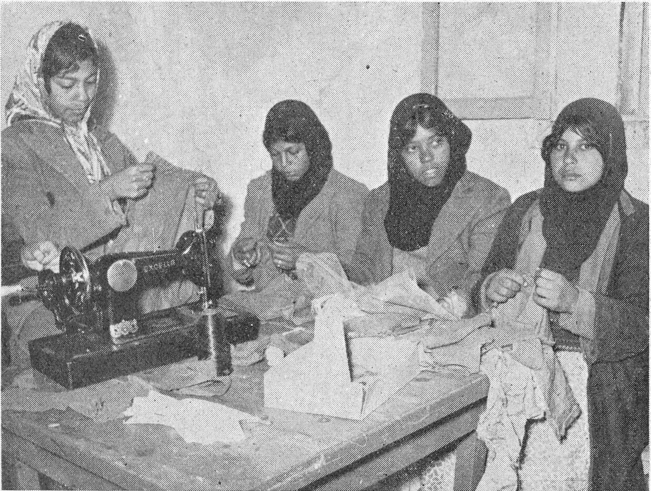 صورة نساء لاجئات يعملن في الخياطة