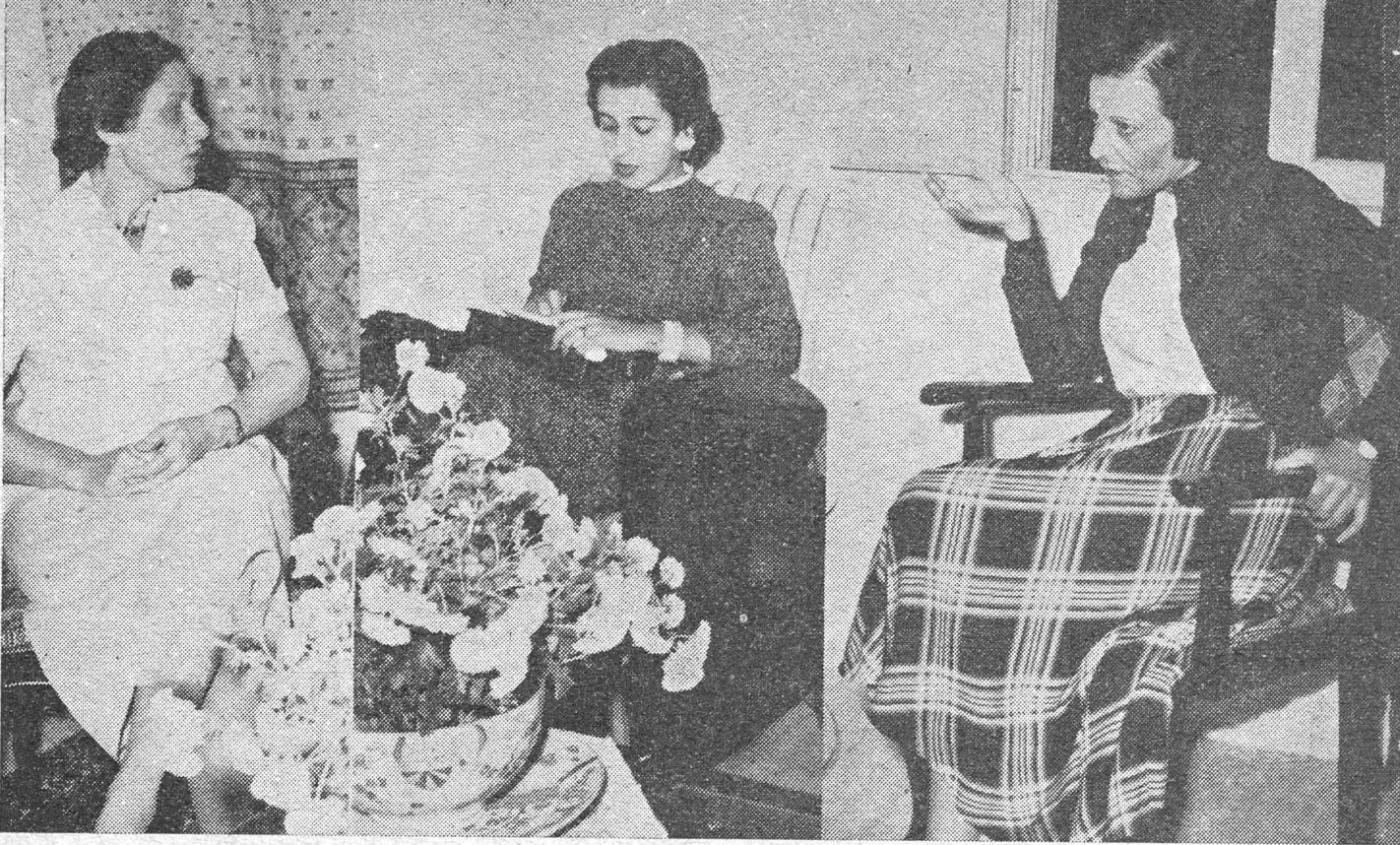 صورة ثلاث سيدات في جلسة نقاش