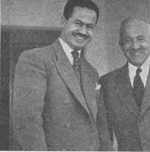 الاستاذ احمد طوقان وعن يمينه الاستاذ حفص عمر السقا