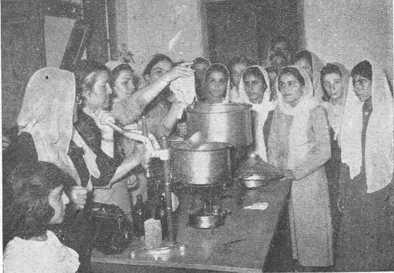 رئيسة المركز تدرب الصبايا والمعلمة على كيفية حفظ عصير البندورة