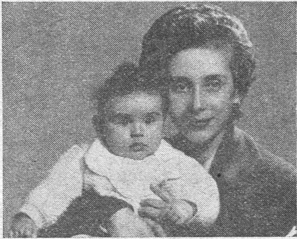 صورة السيدة ناهدة فضلي الدجاني مع طفلتها هلا
