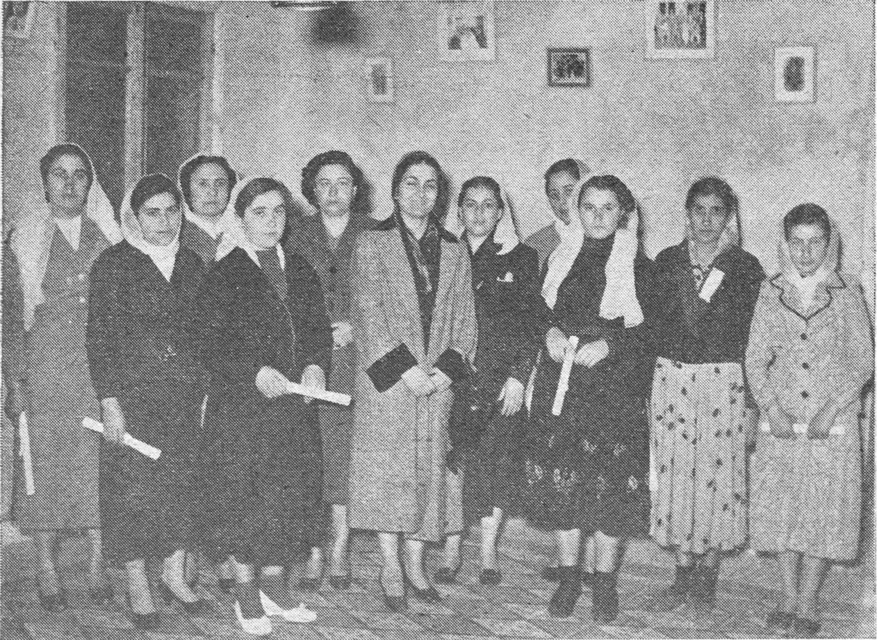 الفائزات بشهادة الحياكة ، طالبات مركز بشتفين تتوسطهن السيدة نجار عن يمينها الانسة الس معلوف معلمة المركز والى يسارها السيدة سعاد فياض مستشارة لجنة القرية