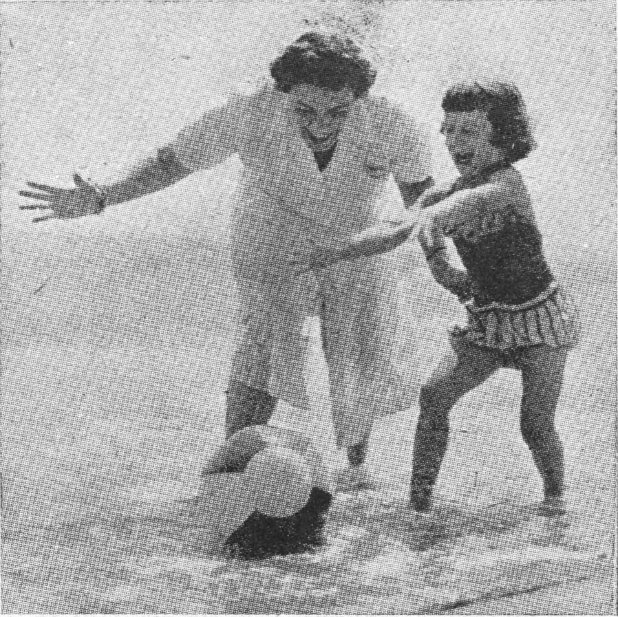 يطيب لها ان تلاعب الصغار