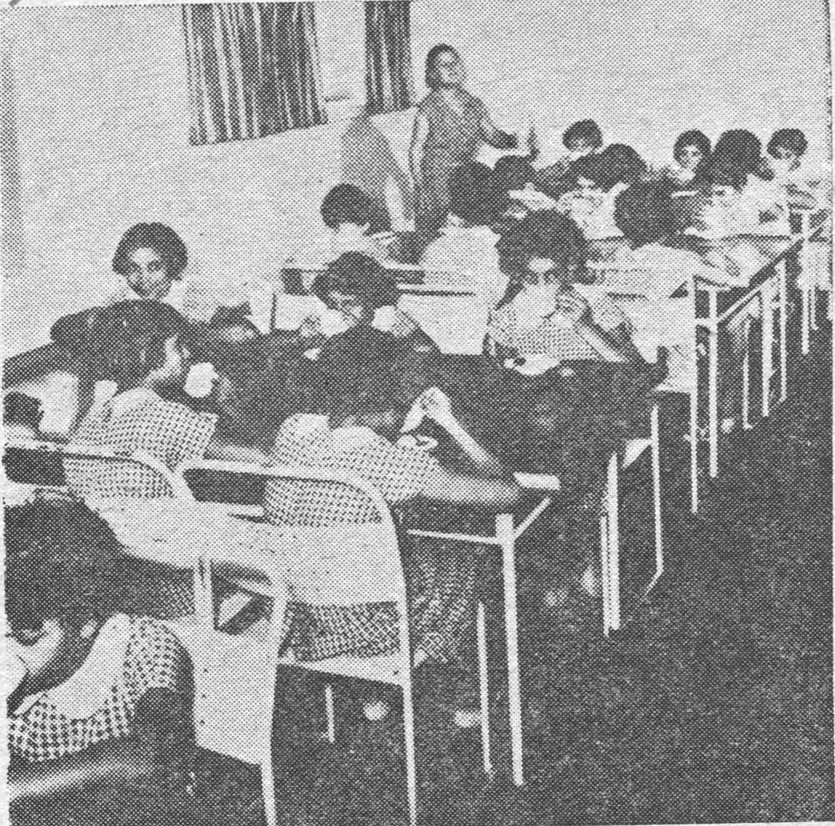 تلميذات ميتم الهلال الاحمر يشربن الحليب في غرفة الاكل