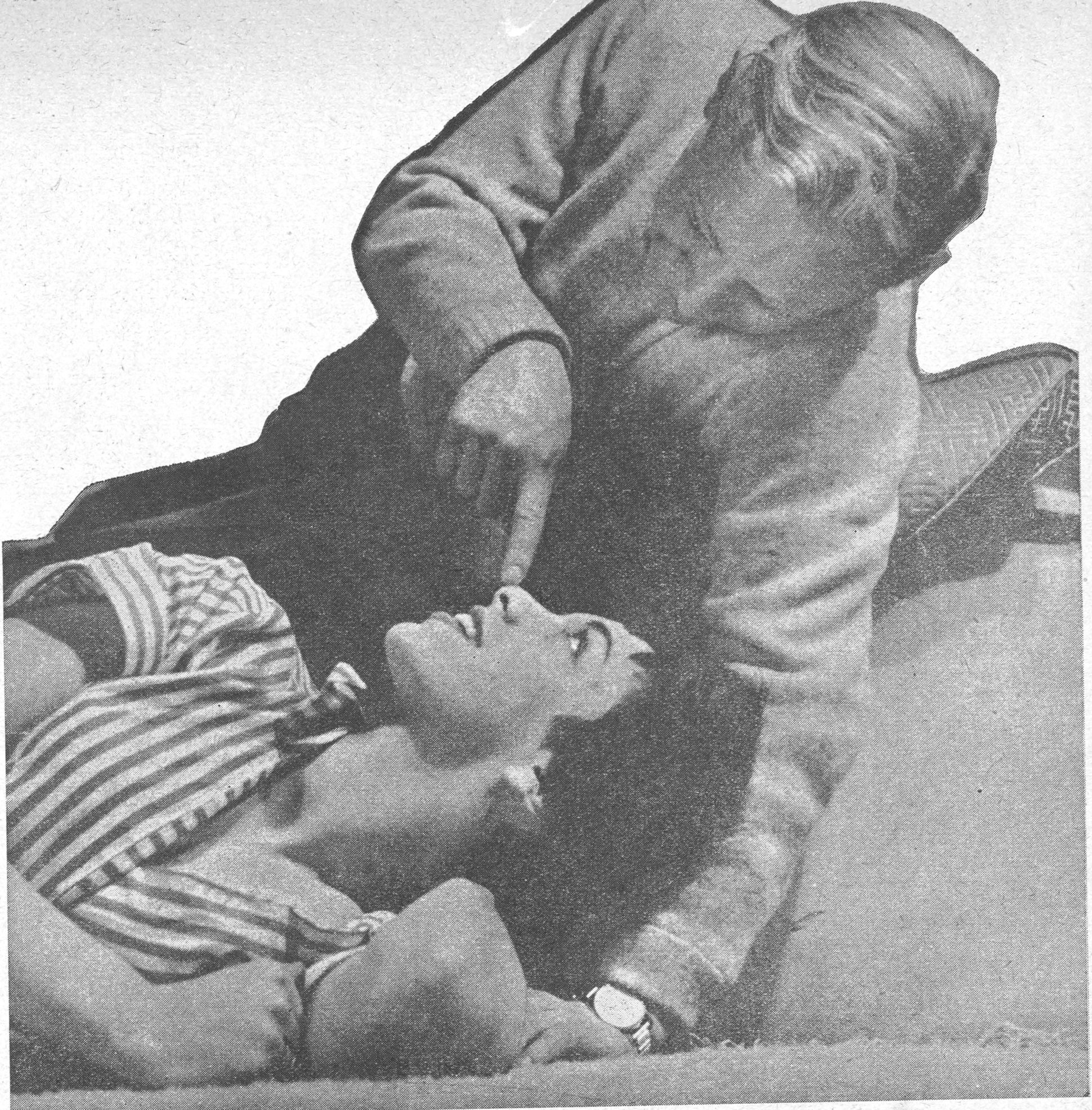 رجل وامرأة يستريحان معاً