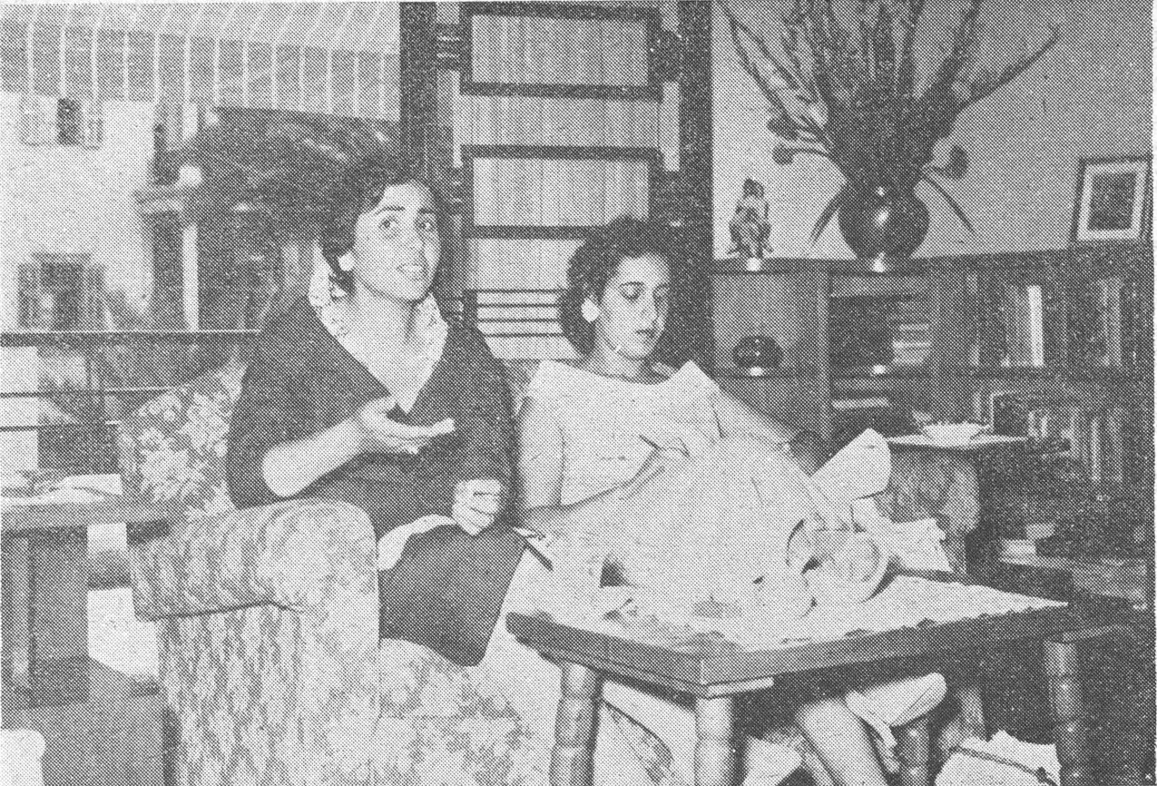 صورة ناديا صبرا مع سيدة أخرى