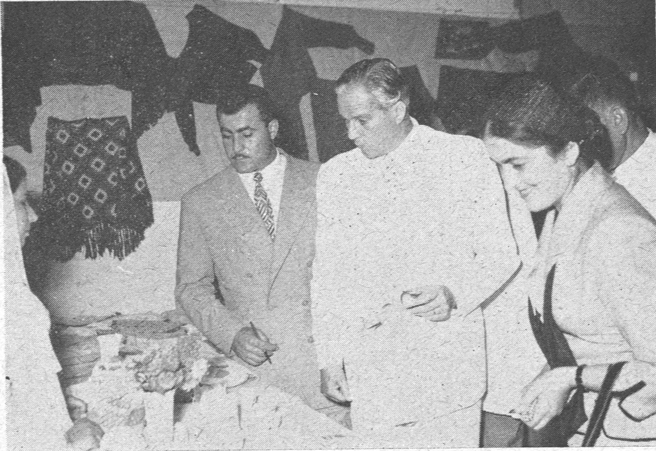 السيدة انيسة نجار مع فخامة الرئيس امام جناح النساء