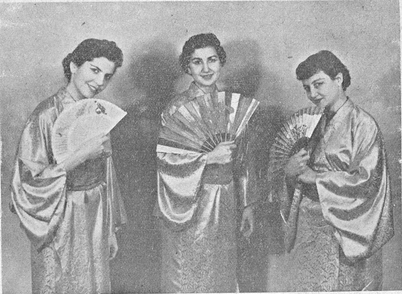 ثلاث ممثلات بملابس مغناة الميكادو