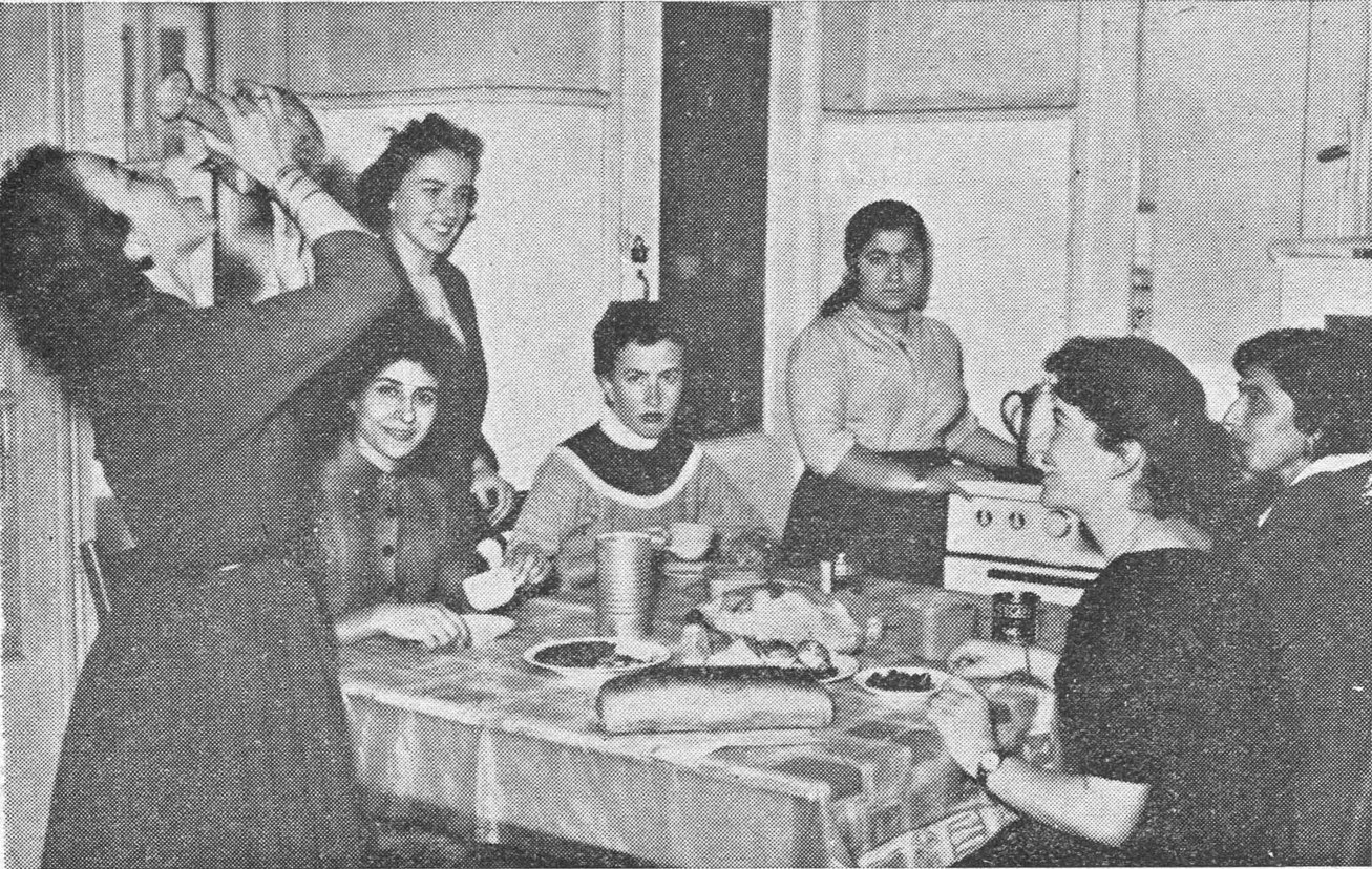 صورة باقة من الفتيات العاملات في دارهن