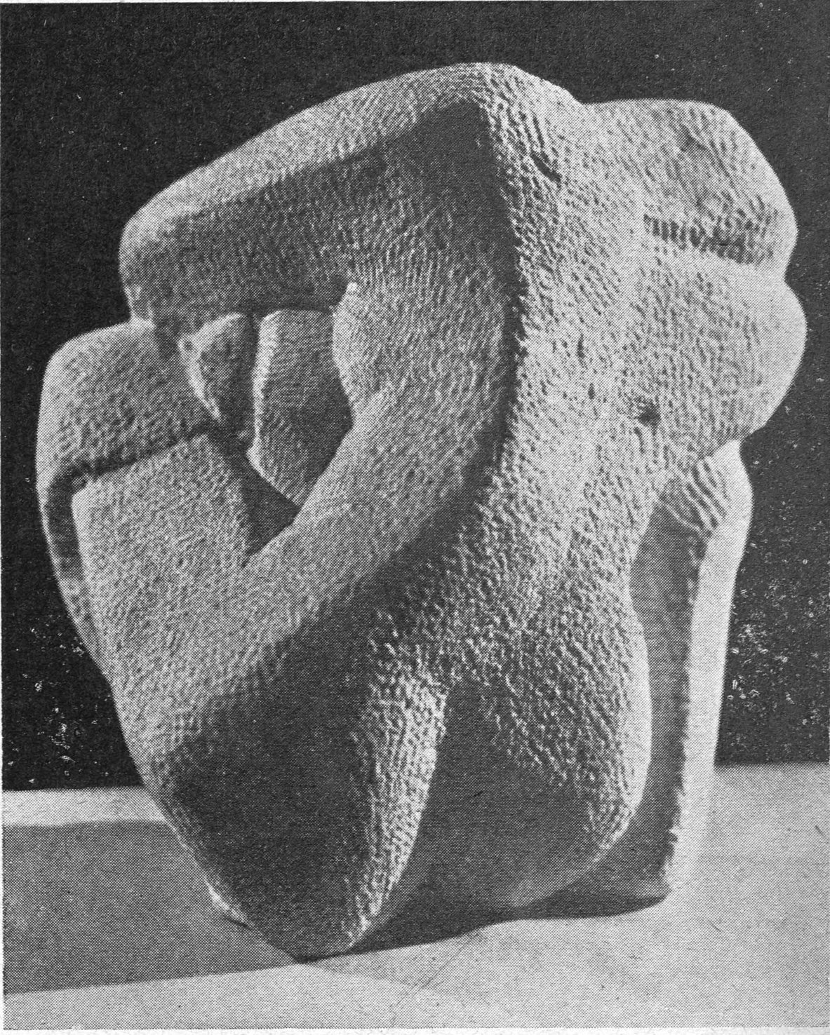 عارية منطوية على ذاتها