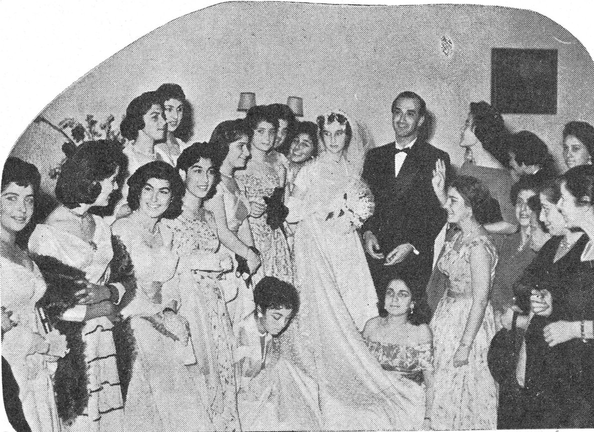 صورة الدكتور سعيد الأسعد وعروسه بهيجة الصلح بين رفيقاتها