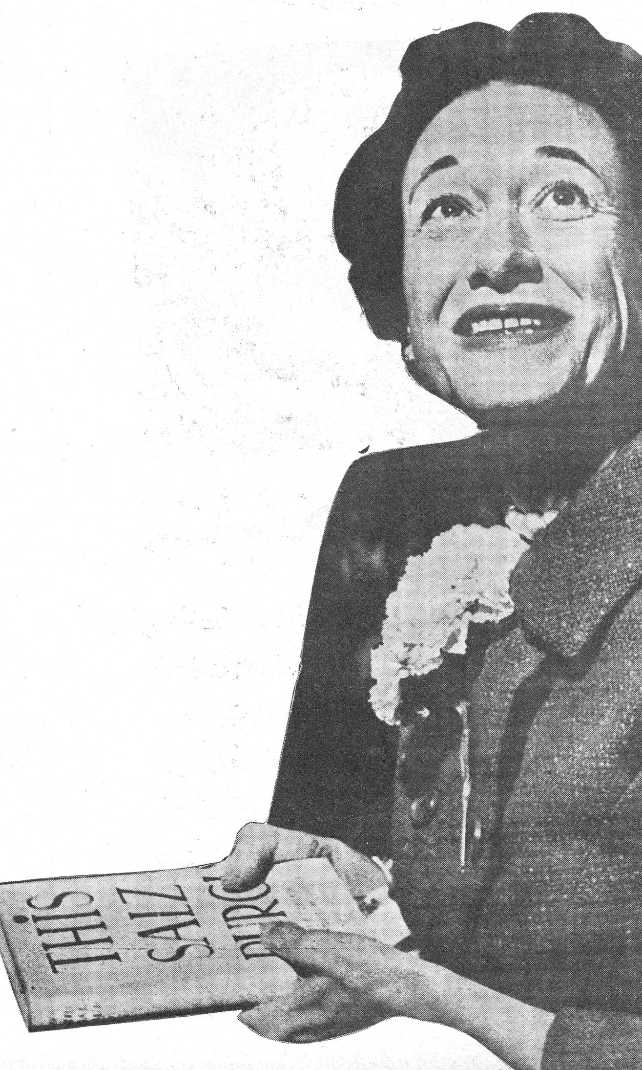 صورة دوقة وندسور وهي تحمل كتاباً