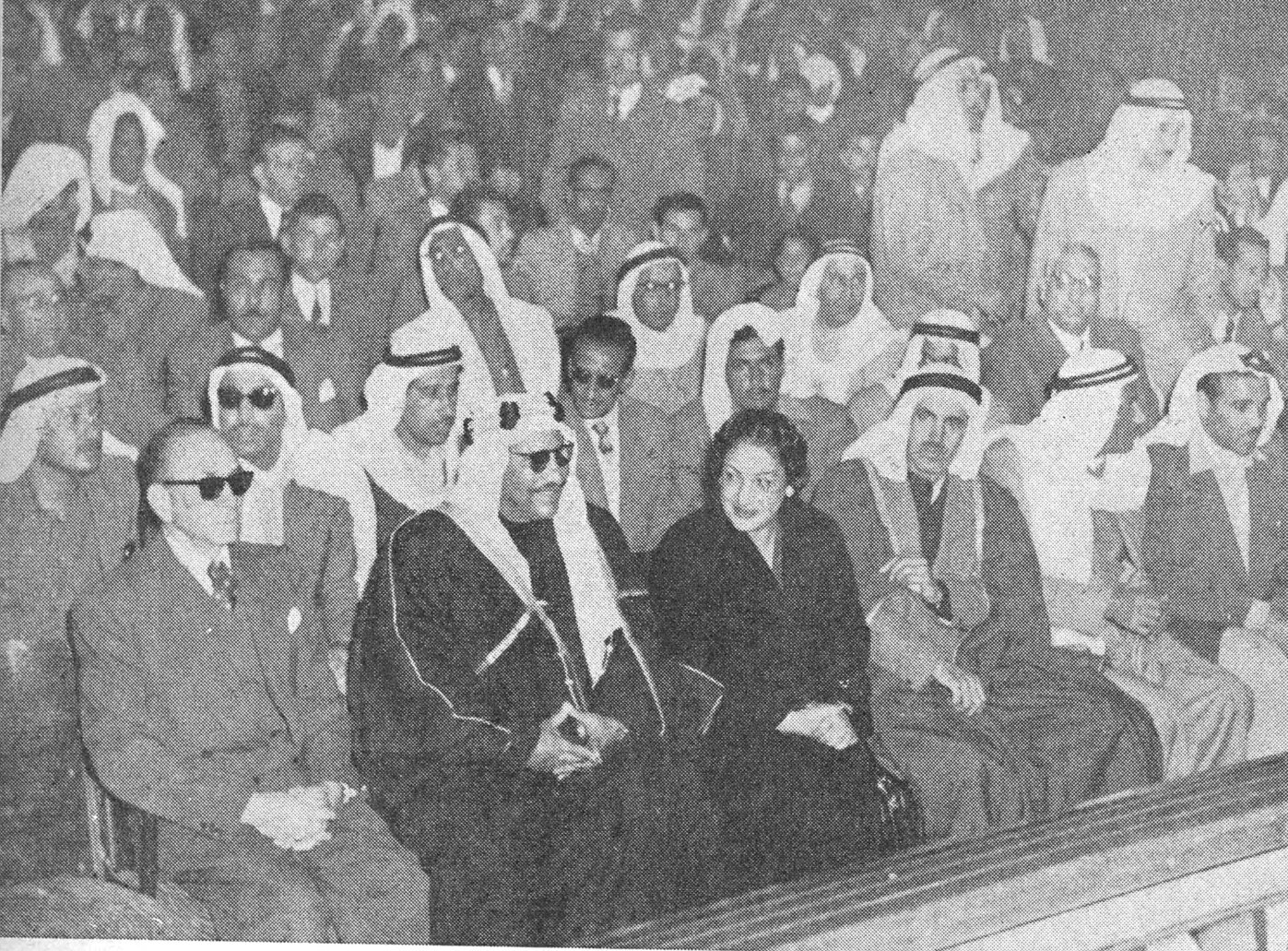 أمينة السعيد بين جماهير الكويتيين قبل بدء المحاضرة