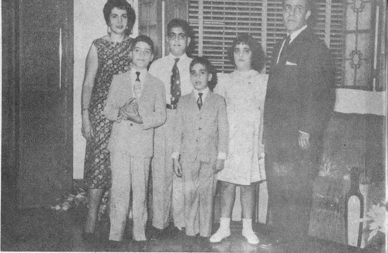 صورة السيدة وداد عبد الباقي عساف مع زوجها الأستاذ يوسف عساف وأولادهما الخمسة